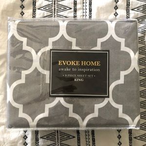 NWT King Sheet Set - Grey Quatrefoil